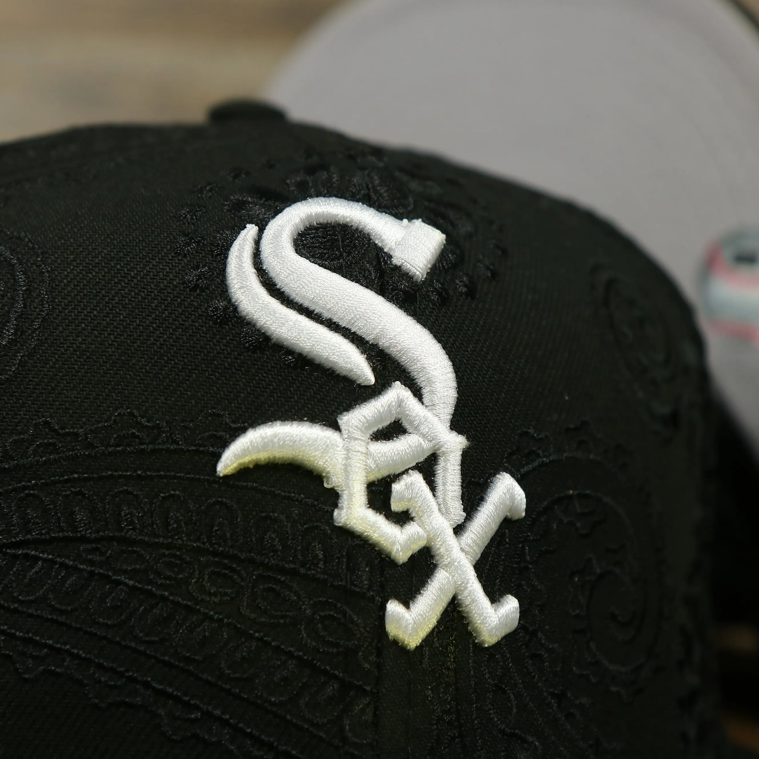 Chicago White Sox Paisley Bandana Print Embroidered 59Fifty Fitted Cap | New Era MLB Swirl 5950