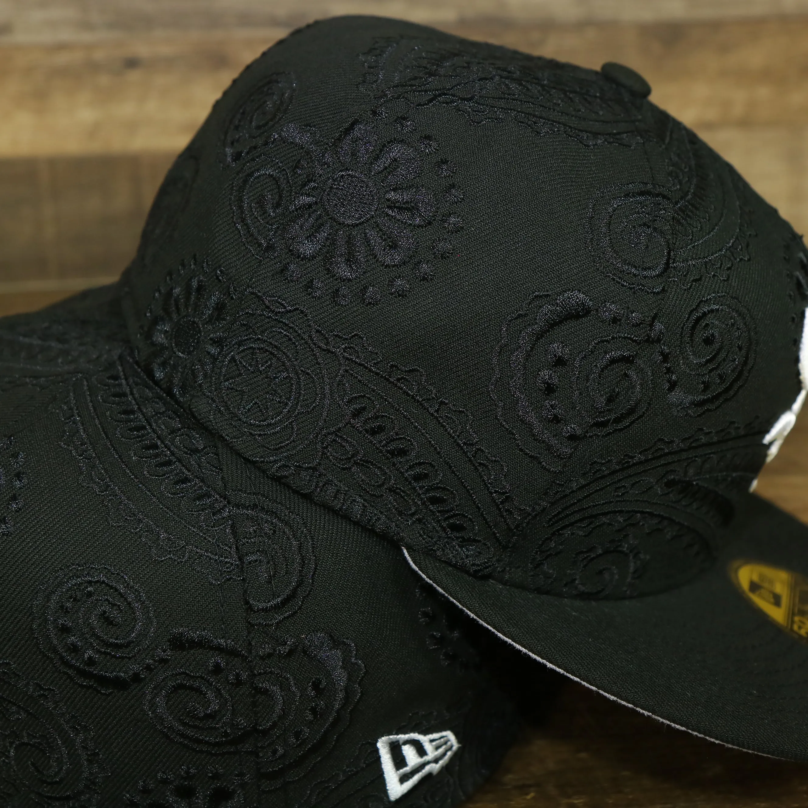 Chicago White Sox Paisley Bandana Print Embroidered 59Fifty Fitted Cap | New Era MLB Swirl 5950