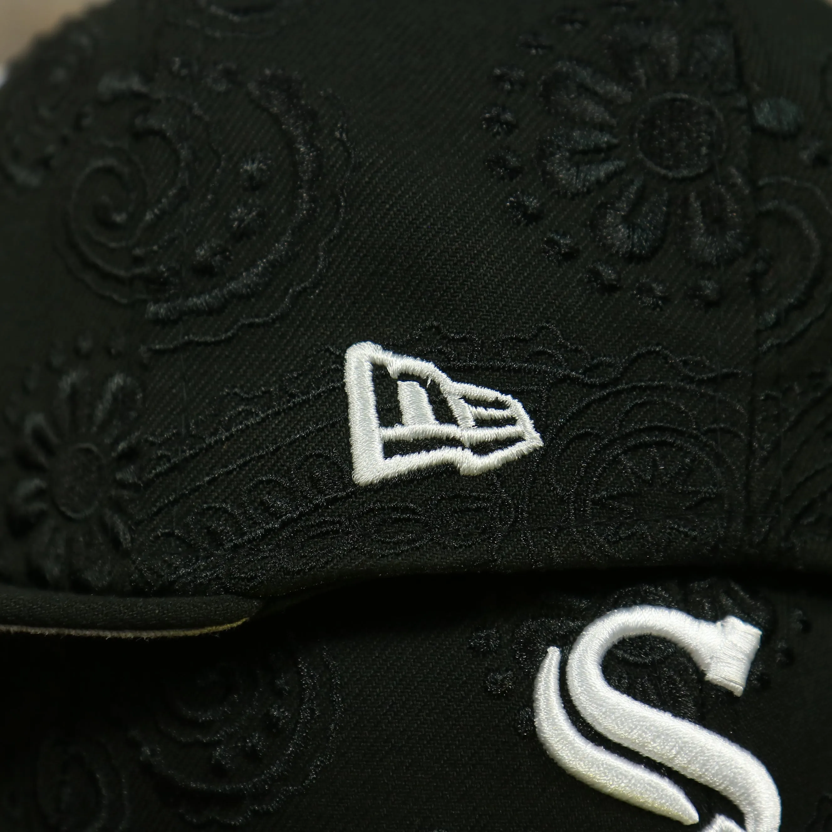 Chicago White Sox Paisley Bandana Print Embroidered 59Fifty Fitted Cap | New Era MLB Swirl 5950